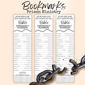 以下が含まれることがあります： 聖書緊急番号と題された、異なる状況に対応する聖句のリストが書かれた、黒と白のブックマーク3つ。ブックマークはチェーンリンクに繋がれています。