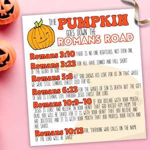 Puede incluir: Un póster imprimible con una ilustración de calabaza naranja y el texto "The Pumpkin Goes Down The Romans Road". El póster enumera varios versículos bíblicos del libro de Romanos.