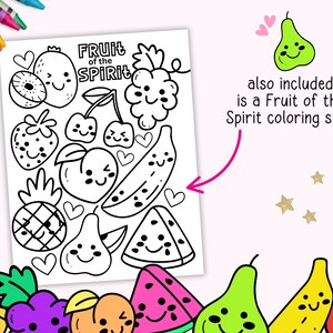 Puede incluir: Una hoja para colorear en blanco y negro con ilustraciones de frutas sonrientes, como un kiwi, una fresa y un pl&aacute;tano. El texto "Fruit of the Spirit" est&aacute; presente. Tambi&eacute;n se incluye una hoja para colorear Fruit of the Spirit.