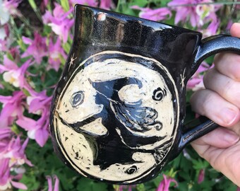 Met de hand gesneden keramische mok vliegende heks, obsidiaan nachtglazuur, grillige heksenkop