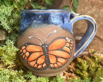 Tasse papillon en céramique faite à la main, tasse papillon, tasse monarque peinte à la main, tasse à café, papillon monarque, tasse papillon, cadeau animalier