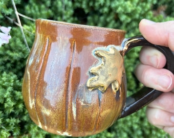 Mug citrouille sculptée à la main : tasse à café en grès avec feuille d'or 22 carats