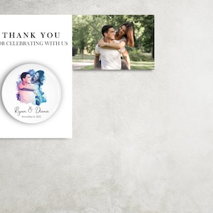 Puede incluir: Gracias por celebrar con nosotros. Una tarjeta blanca con una ilustraci&oacute;n de acuarela de una pareja abraz&aacute;ndose. La tarjeta dice "Ryan & Dana" y "6 de noviembre de 2022".