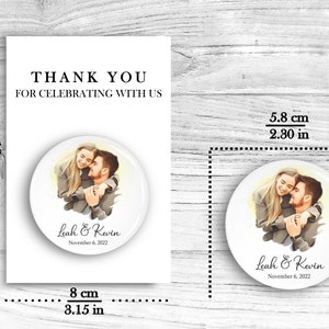 Puede incluir: Favor redondo blanco de agradecimiento con una ilustraci&oacute;n de acuarela de una pareja abraz&aacute;ndose. El texto "Leah & Kevin" y "November 6, 2022" est&aacute; impreso debajo de la imagen. El favor mide 8 cm de di&aacute;metro.