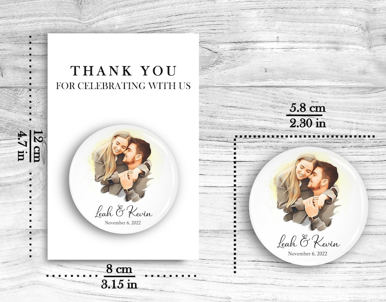 Puede incluir: Favor redondo blanco de agradecimiento con una ilustraci&oacute;n de acuarela de una pareja abraz&aacute;ndose. El texto "Leah & Kevin" y "November 6, 2022" est&aacute; impreso debajo de la imagen. El favor mide 8 cm de di&aacute;metro.