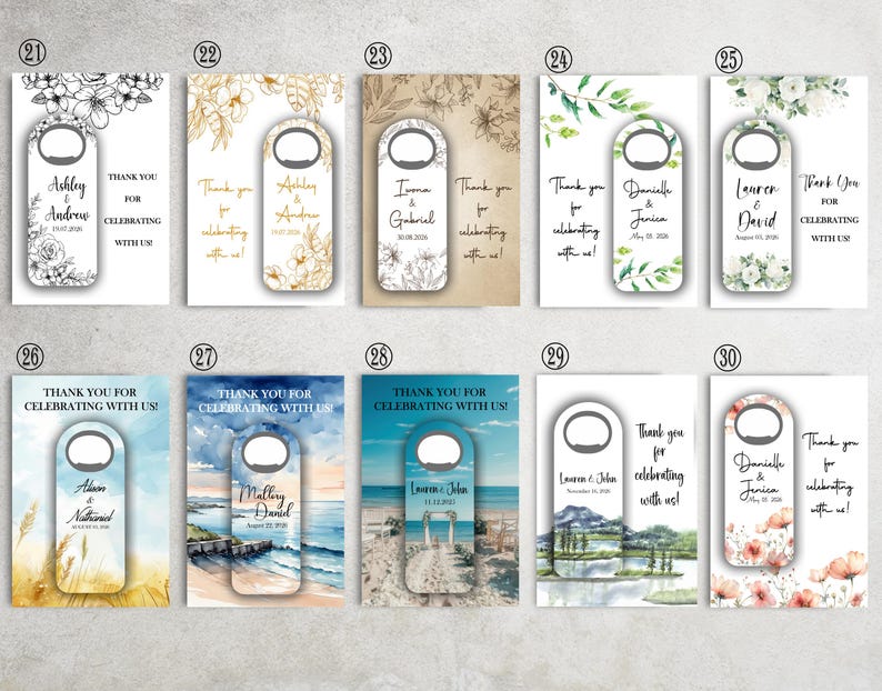 K&ouml;nnte beinhalten: Eine Auswahl an Flaschen&ouml;ffner-Gastgeschenken mit verschiedenen floralen und landschaftlichen Hintergr&uuml;nden. Jeder &Ouml;ffner hat ein individuelles Design, mit Namen, Daten und dem Text "Danke, dass Sie mit uns feiern!"