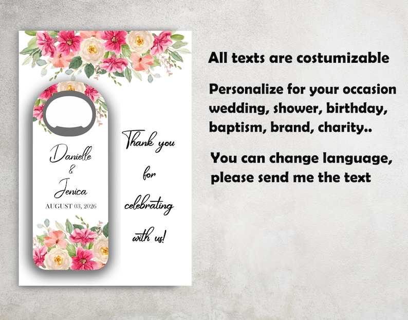 K&ouml;nnte beinhalten: Ein wei&szlig;er Flaschen&ouml;ffner mit floralem Design mit rosa und cremefarbenen Blumen. Der &Ouml;ffner tr&auml;gt die Namen "Danielle & Jenica" und das Datum "03. AUGUST 2026". Der Text lautet "Vielen Dank, dass Sie mit uns feiern!" und "Alle Texte sind anpassbar".