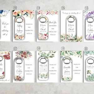 K&ouml;nnte beinhalten: Eine Sammlung von Flaschen&ouml;ffner-Gastgeschenken mit floralen Designs und personalisiertem Text. Jeder &Ouml;ffner hat ein einzigartiges Design, einschlie&szlig;lich Namen und Daten, mit S&auml;tzen wie "Danke, dass Sie mit uns feiern!"