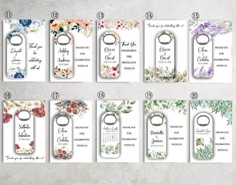 K&ouml;nnte beinhalten: Eine Sammlung von Flaschen&ouml;ffner-Gastgeschenken mit floralen Designs und personalisiertem Text. Jeder &Ouml;ffner hat ein einzigartiges Design, einschlie&szlig;lich Namen und Daten, mit S&auml;tzen wie "Danke, dass Sie mit uns feiern!"