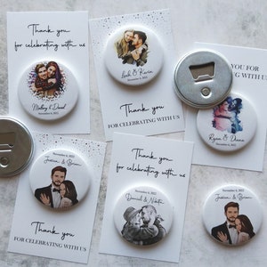 Puede incluir: Conjunto de seis abridores de botellas de boda con imanes de fotos personalizados. Cada im&aacute;n presenta una foto de pareja y los nombres, junto con la fecha de la boda. Los abridores de botellas son plateados con un mango negro. Los imanes son blancos con un borde negro.