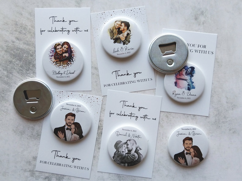 Puede incluir: Conjunto de seis abridores de botellas de boda con imanes de fotos personalizados. Cada im&aacute;n presenta una foto de pareja y los nombres, junto con la fecha de la boda. Los abridores de botellas son plateados con un mango negro. Los imanes son blancos con un borde negro.