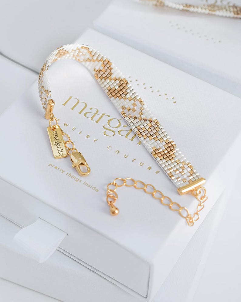 Pulsera de cuentas de telar con corazón dorado de Miyuki Delica, patrón fácil de pulsera, patrón de cuentas de telar dorado, joyería para San Valentín - Vianne imagen 1