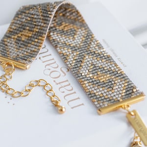 Geometryczny wzór koralików na krośnie, złoty wzór koralików Miyuki, wzór bransoletki Miyuki Delica, wzór ściegu kwadratowego, koraliki w stylu art déco - Ava