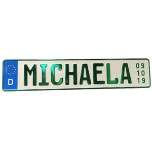 Könnte beinhalten: Ein weißes und grünes Nummernschild mit dem Namen "MICHAELA" in grünen Buchstaben und den Zahlen "09 10 19" in schwarzen Buchstaben. Das Schild hat eine blaue und gelbe Flagge der Europäischen Union mit dem Buchstaben "D" in der oberen linken Ecke.
