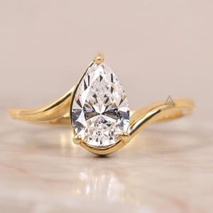 Anillo de compromiso solitario con diamante cultivado en laboratorio talla pera, anillo de oro amarillo macizo de 14 quilates, montura tipo bypass y engaste de medio bisel, sencillo y cómodo para el día a día.