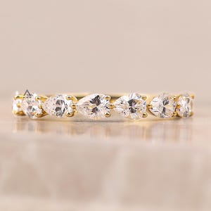 Anillo de media eternidad con diamante sintético talla pera, oro amarillo de 14 quilates, ideal para usar a diario. El mejor regalo para damas de honor.