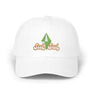 Può includere: Cappellino da baseball bianco con un diamante verde ricamato e il testo "Sul Sul" in arancione.