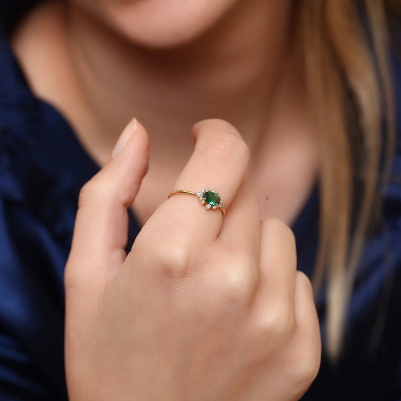 Emerald ring, gouden smaragd ring, ovale smaragd ring, 14k smaragd ring, cadeau voor haar, jubileum geschenk, moeders dag geschenken, oma cadeau afbeelding 4