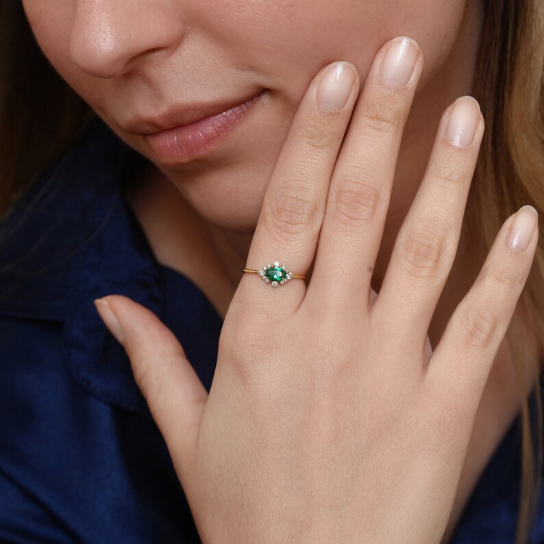 Emerald ring, gouden smaragd ring, ovale smaragd ring, 14k smaragd ring, cadeau voor haar, jubileum geschenk, moeders dag geschenken, oma cadeau afbeelding 1