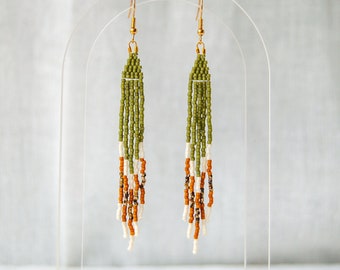 Boucles d'oreilles uniques Boho Beaded Fringe en vert olive, marron et blanc