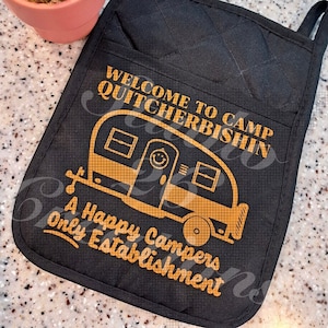 Willkommen im Camp Quitcherbishin, einem glücklichen Campers, nur Einrichtung SVG JPEG PNG Digital Download, Camper, Rv, Camping Schild, Kabine