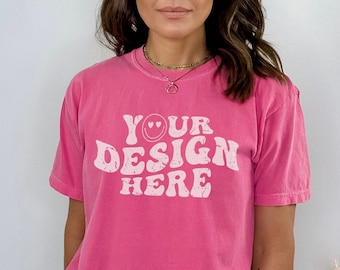 Maqueta de camiseta Comfort Colors de CrunchBerry, maqueta de camiseta C1717, maqueta de modelo, maqueta de camiseta rosa, maqueta de camiseta unisex Comfort Colors de CrunchBerry