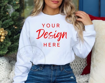 Gildan 18000 Sweatshirt Mockup - Biały Sweatshirt Mock Up - Bluza Heavy Blend - Model Mockup - Holiday Mockup - Christmas Mockup