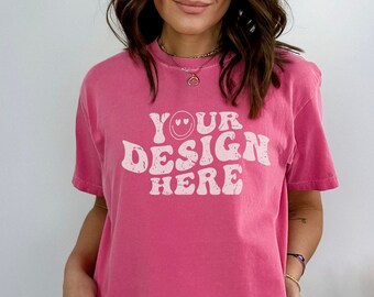 Maqueta de camiseta Comfort Colors de CrunchBerry, maqueta de camiseta C1717, maqueta de modelo, maqueta de camiseta rosa, maqueta de camiseta unisex Comfort Colors de CrunchBerry