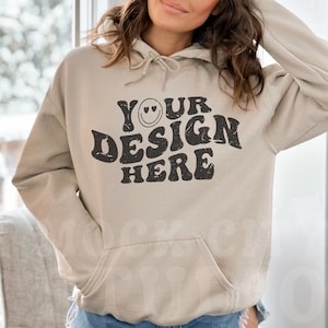 Gildan 18500 zand hoodie mockup, Gildan hoodie mock-up, zand hoodie mockup, model mockup, mockup hooded sweater, gestyled mockup afbeelding 1