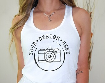 Puede incluir: Camiseta blanca de tirantes con un gráfico en blanco y negro de una cámara con el texto "YOUR DESIGN HERE" alrededor.