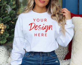 Gildan 18000 Sweatshirt Mockup - Biały Sweatshirt Mock Up - Bluza Heavy Blend - Model Mockup - Holiday Mockup - Christmas Mockup