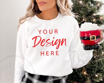 Gildan 18000 Sweatshirt Mockup - Biały Sweatshirt Mock Up - Bluza Heavy Blend - Model Mockup - Holiday Mockup - Christmas Mockup