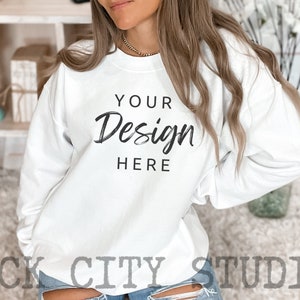 Maquette de sweat-shirt blanc Gildan 18000 | Modèle ras du cou (PNG) image 1