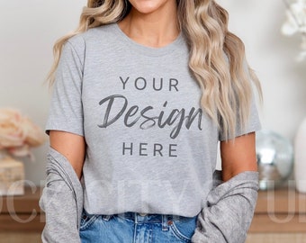 Peut inclure: Une femme portant un t-shirt gris chiné avec le texte "YOUR Design HERE" imprimé sur le devant. Elle porte également un short en jean et un cardigan gris.