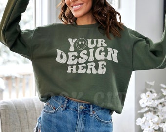 Puede incluir: Una sudadera verde recortada con el texto "YOUR DESIGN HERE" en una fuente blanca desgastada.