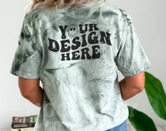 Maqueta de la parte trasera de la camiseta Comfort Colors 1745 Fern, Comfort Colors Color Blast, Maqueta de camiseta verde, Maqueta de Comfort Color, Maqueta de camiseta con efecto teñido anudado