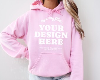 Gildan 18500 lichtroze mockup met capuchon, Gildan-mockup met capuchon lichtroze mockup met capuchon