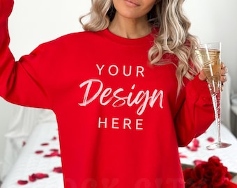 Maqueta de Gildan 18000 Valentines, Gildan 18000 rojo, maqueta de sudadera roja, maqueta de cuello redondo del día de San Valentín, maqueta de cuello redondo de gran tamaño,