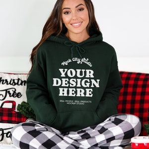 Gildan 18500 Waldgrün Weihnachten Hoodie Mockup, Waldgrün Kapuzensweatshirt Mockup, Real Model Mockup, Urlaub Weihnachten Mockup