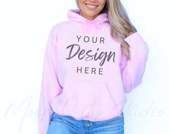 Gildan 18500 lichtroze hoodie mockup, Gildan hoodie mock-up lichtroze hooded sweater mockup model mockup gestyled mockup