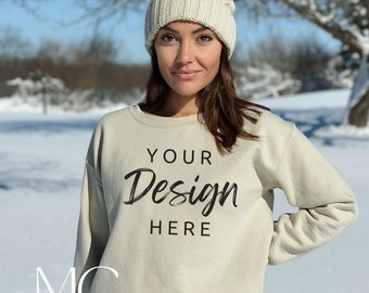 Gildan 18000 Mockup, Sand Sweatshirt Mockup, Sweatshirt Model Mockup, Gildan Sand Outdoor Mockup, Winter Mockup, Weihnachtsmockup