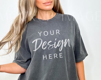 Puede incluir: Una camiseta gris de gran tamaño con el texto "YOUR Design HERE" impreso en la parte delantera.