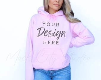 Gildan 18500 lichtroze hoodie mockup, Gildan hoodie mock-up lichtroze hooded sweater mockup model mockup gestyled mockup