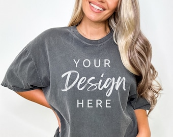 Puede incluir: Una camiseta gris antracita de gran tamaño con el texto "YOUR Design HERE" en blanco.