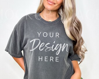 Puede incluir: Una camiseta gris antracita de gran tamaño con el texto "Your Design Here" en blanco.