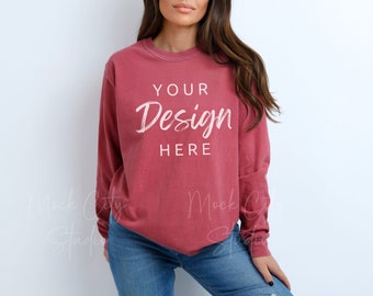 Puede incluir: Una sudadera roja de manga larga con el texto "YOUR Design HERE" impreso en la parte delantera.