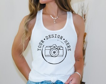 Könnte beinhalten: Ein weißes Tanktop mit einer schwarzen Grafik einer Kamera und dem Text "YOUR DESIGN HERE".