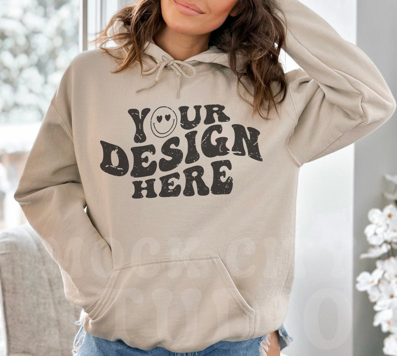 Gildan 18500 zand hoodie mockup, Gildan hoodie mock-up, zand hoodie mockup, model mockup, mockup hooded sweater, gestyled mockup afbeelding 1