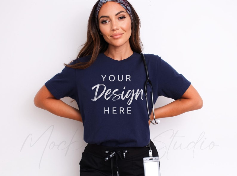 Marinblå Bella Canvas Sjuksköterska Mockup, Sjuksköterske-T-shirt Mockup, Vit T-shirt Mockup, Läkar-T-shirt Mockup, Medicinskt Område, CNA, Sjukhus Scrubs Mockup bild 1