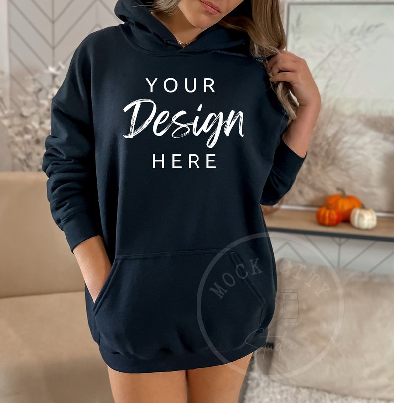 Gildan 18500 Schwarzer Hoodie Mockup, Gildan Kapuzen-Sweatshirt Mockup, Modell Mockup, Schwarzer übergroßer Hoodie Mockup, Herbst Hoodie Mockup, Vorlage Bild 1